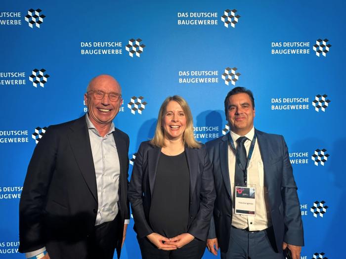 v.l.: Frank Schmeichel, Business Network, Bundesbauministerin Verena Hubertz, Francisco Iglesias, FIV.Energy, beim Baugewerbetag