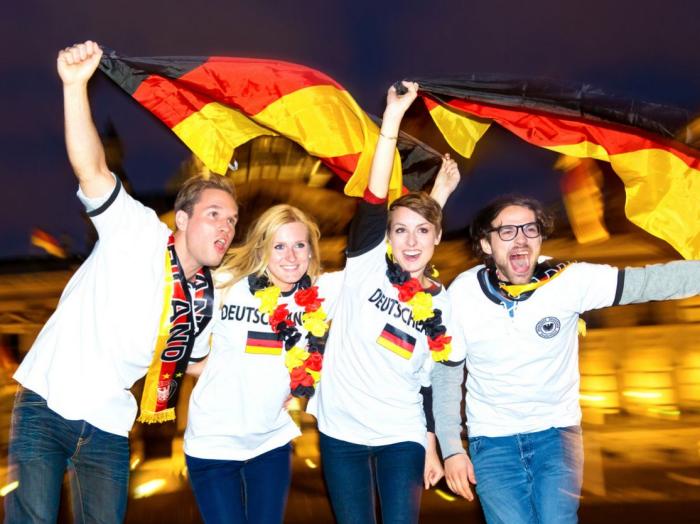 Fußballfans vor dem Reichstagsgebäude