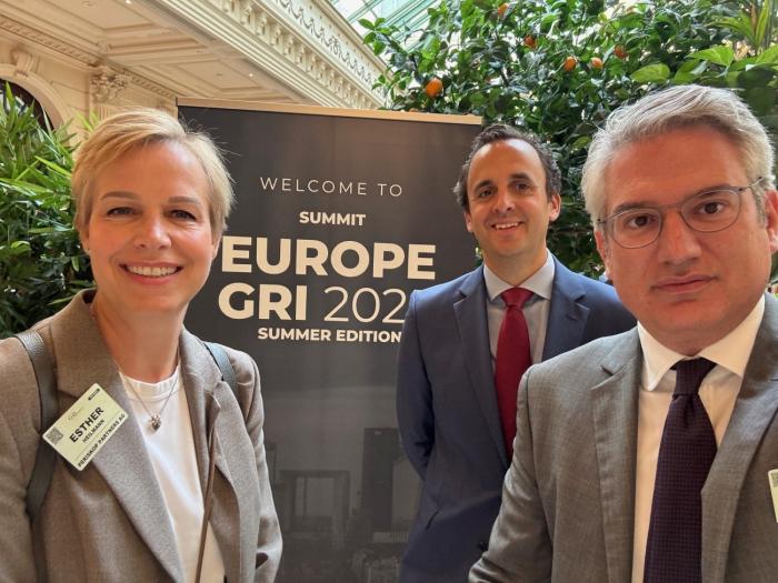 (v.l.): Esther Heilmann, Managing Director Capital Formation & IR International PERISKOP AG; Dr. Simon Kempf, Co-Founder PERISKOP AG; Lars Meisinger, Chief Executive Officer PERISKOP AG