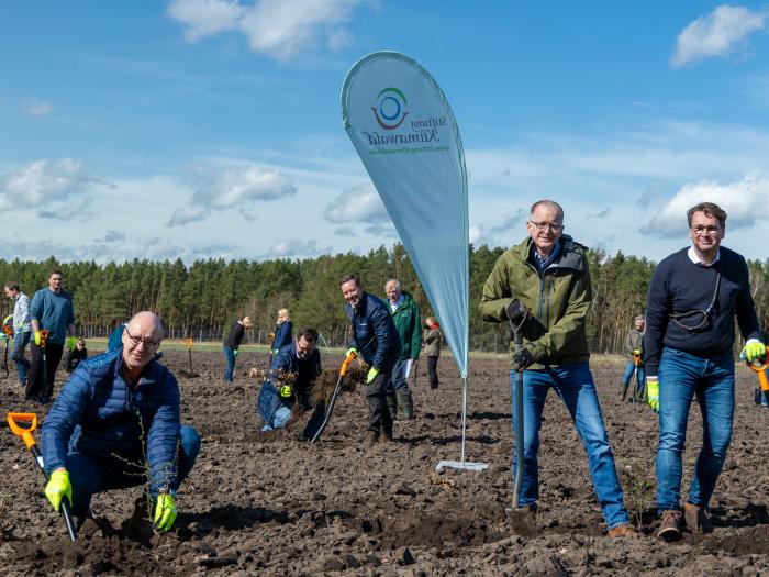 Neben Mitarbeitern und Mitarbeiterinnen der GASAG-Gruppe hat auch der Vorstand der GASAG den Spaten in die Hand genommen (v.l.n.r.): Stefan Hadré, Finanzvorstand, Georg Friedrichs, Vorstandsvorsitzender, Matthias Trunk, Vertriebsvorstand