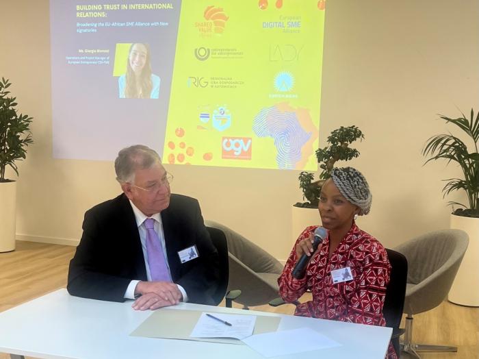 Mittelstandsverband-Präsident Christoph Ahlhaus und Wincate Muthini, Vorsitzende des Panafrican Chamber of Commerce and Industry, auf dem Memorandum of Understanding