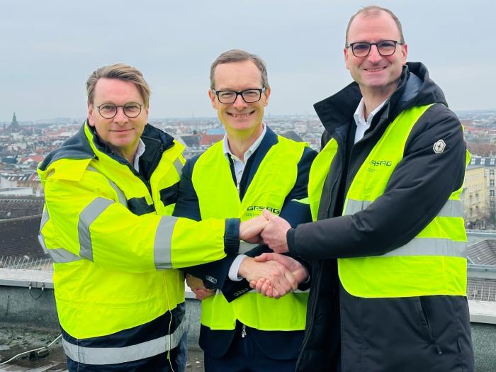 Über den Dächern von Berlin (v.l.): Matthias Trunk, Vertriebsvorstand der GASAG; Markus Terboven, Kaufmännischer Vorstand der Gewobag; Dr. Jochen Lang, Leiter der Abteilung Wohnen und Stadterneuerung der Senatsverwaltung für Stadtentwicklung, Bauen und Wohnen