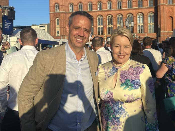 Persönliche Willkommensgrüße: Wirtschaftssenatorin Franziska Giffey mit Wulf von Borzyskowski, Deutschlandchef von All3