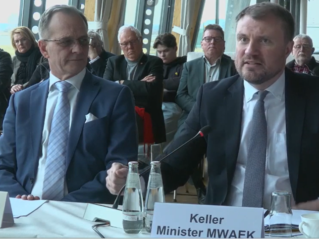 Jochem Schöppler, Geschäftsführer der Euromovement Energiepark GmbH mit Daniel Keller, Brandenburgs Minister für Wirtschaft, Arbeit, Energie und Klimaschutz