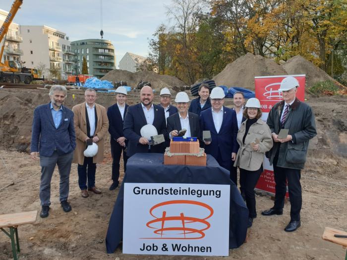 Die feierliche Grundsteinlegung (v.l.): Dr. Jörg Enseleit, Vorstand Erste Mitarbeiterwohnungsbaugenossenschaft 