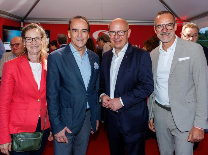 v.l. Anette Brücher-Herpel, Geschäftsführerin der NOVOMATIC Spielbanken Holding Deutschland, Gerhard Wilhelm, Sprecher der Geschäftsführung der Spielbank Berlin, Kai Wegner, Regierender Bürgermeister von Berlin, und Dr. Stefan Franzke, Geschäftsführer von Berlin Partner 