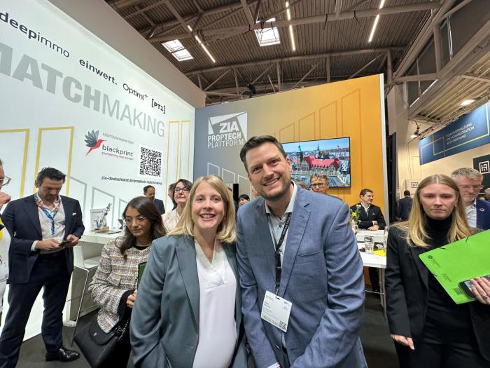 Verena Hubertz (SPD), Bundesministerin für Wohnen, Stadtentwicklung und Bauwesen, und Daan Smans, President Business Development IoT & Digital Products CEDES, auf der EXPO REAL 2025