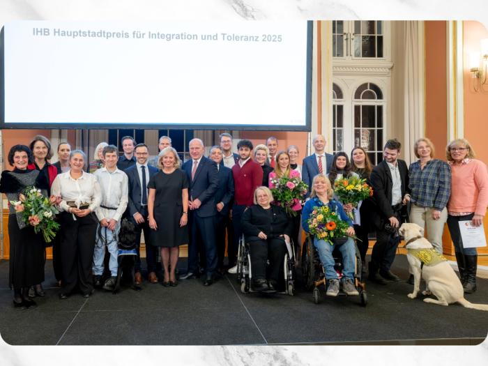 Die Preisträgerinnen und Preisträger 2025 mit Jane Martens und Kai Wegner (m.)