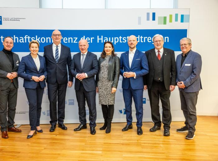 v. l. n. r. Carsten Christ, Präsident der IHK Ostbrandenburg; Franziska Giffey, Senatorin für Wirtschaft, Energie und Betriebe von Berlin; Dietmar Woidke, Ministerpräsident des Landes Brandenburg; Kai Wegner, Regierender Bürgermeister von Berlin; Ina Hänsel, Präsidentin der IHK Potsdam; Sebastian Stietzel, Präsident der IHK Berlin; Jörg Steinbach, Minister für Wirtschaft, Arbeit und Energie des Landes Brandenburg; Jens Warnken, Präsident der IHK Cottbus. 