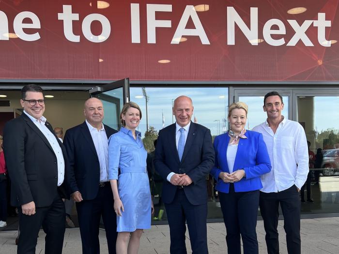 Der Regierende Bürgermeister Kai Wegner (dritter von rechts) und Wirtschaftssenatorin Franziska Giffey (zweite von rechts) zusammen mit den Veranstaltern der IFA bei der Eröffnung der Messe