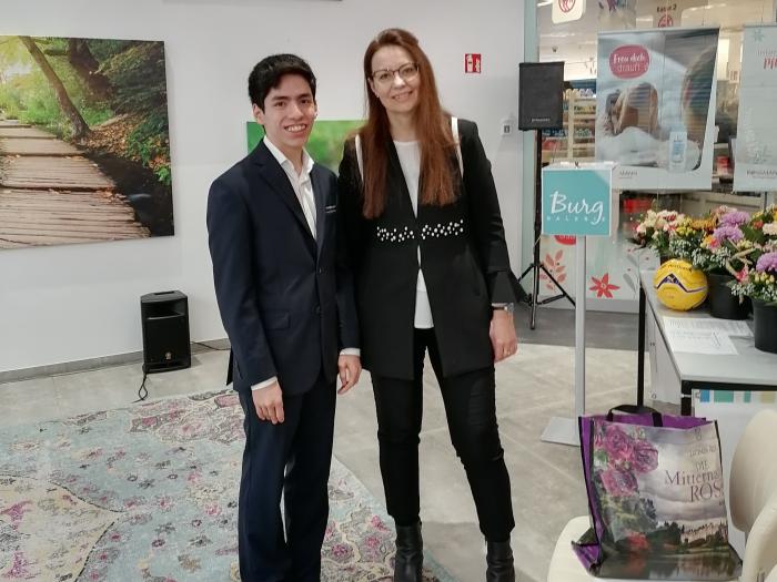 v.l.: Sänger Yan Le und Martina Lemke, Projektmanagerin der HDHI Real Estate GmbH