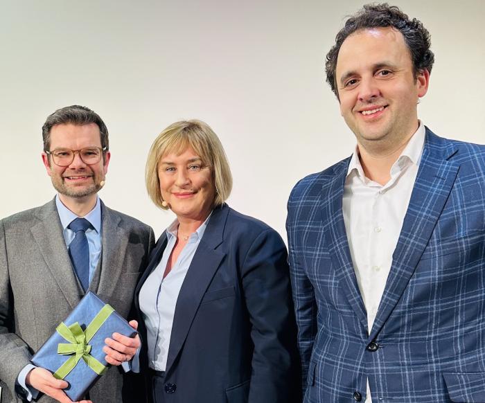 Gastgeberin Petra Müller, Bundesjustizminister Dr. Marco Buschmann und Dr. Simon Kempf, DLE Group