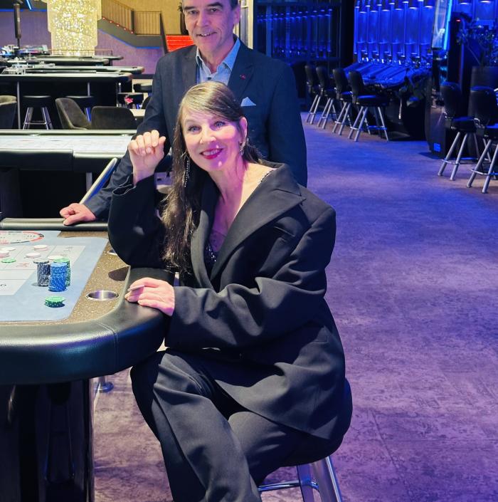 Das Glück herausfordern – Schauspielerin Meret Becker und Gerhard Wilhelm, Sprecher der Geschäftsführung der Spielbank Berlin am Roulette-Tisch