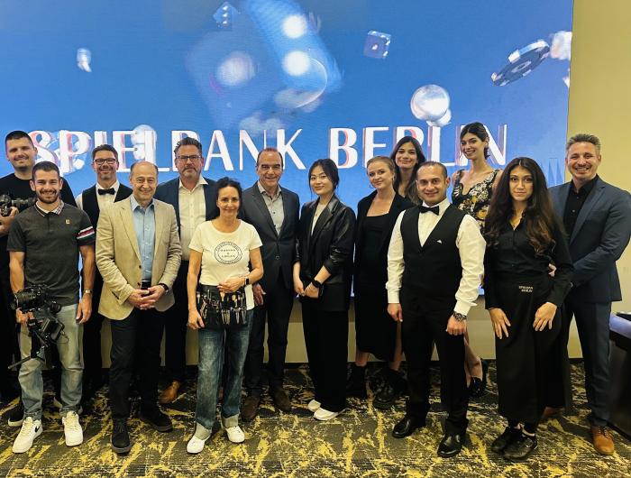 Gerhard Wilhelm, Sprecher der Geschäftsführung der Spielbank Berlin, und Anni Chen, NOVOMATIC, mit dem internationalen Team (hintere Reihe, 5. und 4. von rechts)