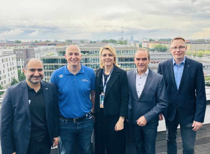 Über den Dächern von Berlin: (v.l.) Özcan Mutlu, Präsident Deutscher Behindertensportverband, Craig Nicholson, Chef World Para Swimming, Magali Censier, Attachée Französische Botschaft, Gerhard Wilhelm, Sprecher der Geschäftsführung Spielbank Berlin, Dennis Buchner, Vize-Präsident Abgeordnetenhaus von Berlin 