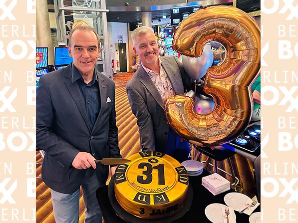 Happy Birthday: 3 Jahre Spielbank Berlin – Kudamm 31 -Gerhard Wilhelm, Sprecher der Geschäftsführung der Spielbank Berlin, und Guido Blessin, Standortleiter, schneiden die Geburtstagstorte an