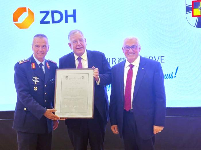 Preisverleihung „Partner der Reserve 2024“ (v.l.): Generalmajor Andreas Hoppe, Stellvertretender Generalinspekteur der Bundeswehr; Christoph Ahlhaus, Vorsitzender der Bundesgeschäftsführung des Bundesverbands mittelständische Wirtschaft (BVMW) und Generalsekretär des Bundeswirtschaftssenats; Ferdinand Munk, Vorsitzender der BVMW-Kommission Bundeswehr und Mittelstand