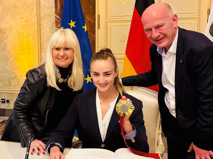 Paris Goldmedaillengewinnerin Elena Semechin beim Empfang im Roten Rathaus mit dem Regierenden Bürgermeister Kai Wegner und Sportsenatorin Iris Spranger