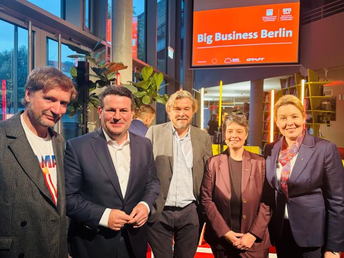 Business-ExpertInnen (v.l.): Tim Renner, Kulturstaatssekretär a. D.; Hubertus Heil, Bundesminister für Arbeit und Soziales; Lars Krückeberg, M.Arch., Dipl.-Ing. Architekt, BDA Gründungspartner GRAFT Gesellschaft von Architekten mbH; Nicola Böcker-Giannini, SPD-Landesvorsitzende Berlin; Franziska Giffey, Energie- und Wirtschaftssenatorin Berlin