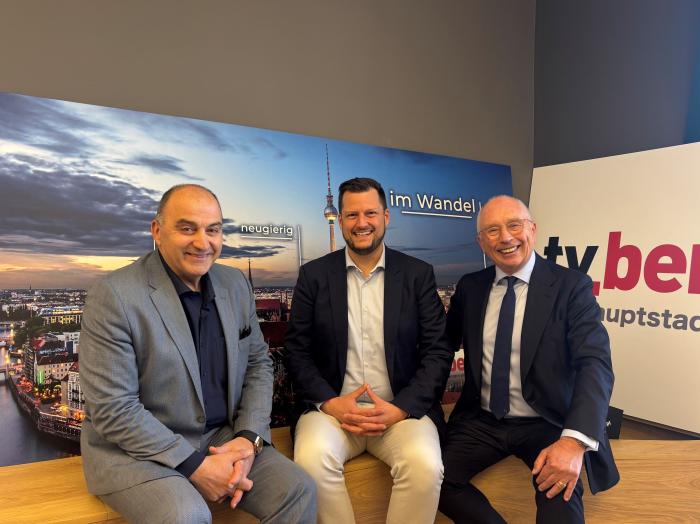 v. l.: Dursun Yigit, Geschäftsführer von tv.berlin, Daan Smans, CEDES, und der Moderator Frank Schmeichel beim Dreh des TV-Formats CAPITAL PLAYER in Berlin 
