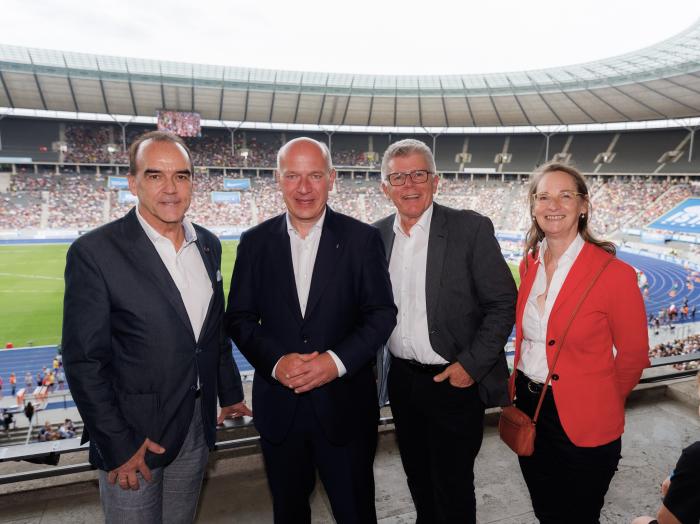 v. l.: Gerhard Wilhelm, Sprecher der Geschäftsführung der Spielbank Berlin, Der Regierende Bürgermeister Kai Wegner (CDU), Manfred Stoffers, Vorstand Gauselmann Gruppe, und Anette Brücher-Herpel, Geschäftsführerin bei NOVOMATIC Spielbanken Holding