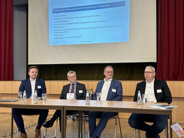 Podiumsrunde: Erfahrungsaustausch Protagonisten aus Brandenburg.  V.l.: Robert Brose, stellvertretender Referatsleiter Unternehmen/ Kommunen der Investitionsbank des Landes Brandenburg (ILB), Andreas Igel, Bürgermeister der Stadt Ludwigsfelde, Jochem Schöppler, Geschäftsführer EUROMOVEMENT Holding GmbH, Green Areal Lausitz, Peter Bergmann, Projektleiter ALCARO Invest GmbH, Log Plaza Frankfurt (Oder)  