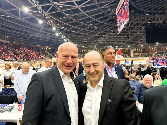 Berlins Regierender Bürgermeister Kai Wegner mit Mehmet Celikoglu, Geschäftsführer Spielbank Berlin 