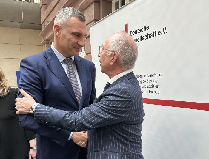 Frank Schmeichel (rechts), Verleger und Gründer der Kommunikations- und Verlagsgruppe Business Network, gratuliert Dr. Vitali Klitschko zur Auszeichnung