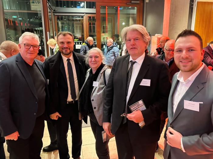 (v.l.): Andreas Pirschel, FIV.Energy; Brandenburgs Wirtschaftsminister Daniel Keller (SPD), Petra Cardinal, Geschäftsführerin der Berliner Hafen- und Lagerhausgesellschaft mbH (BEHALA), Ralf Behrens, Geschäftsführender Gesellschafter der IPG Infrastruktur- und Projektentwicklungsgesellschaft mbH; Luca Pirschel, FIV.Energy