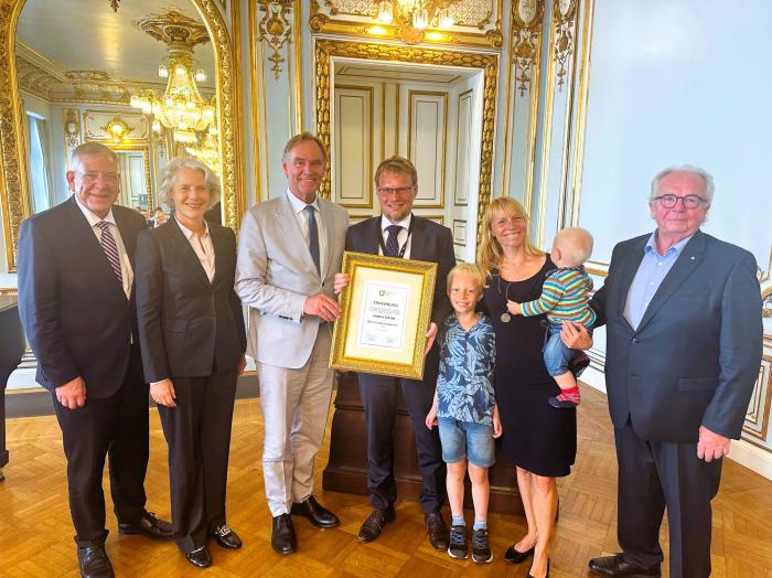 v.l. Christoph Ahlhaus (Bundesgeschäftsführer des BVMW), Prof. Dr. Eva Inés Obergfell (Rektorin der Universität Leipzig), Burkhard Jung (Oberbürgermeister der Stadt Leipzig), Stephan Schuldt (Rechtsanwalt, Gesellschafter und Geschäftsführer von beyond Rechtsanwälte, Wirtschaftssenator h.c. des BVMW) mit seiner Familie sowie Wilfried Beer (Direktor des Bundeswirtschaftssenats – Deutschland Ost) beim offiziellen Empfang der BVMW-Delegation in Leipzig