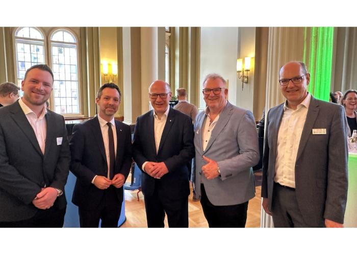 Politik und Praxis im Dialog: v. l. Luca Pirschel, FIV.Energy,, Dr. Severin Fischer, Staatssekretär für Wirtschaft, Energie und Betriebe, Kai Wegner, Regierender Bürgermeister von Berlin, Andreas Pirschel, FIV.Energy,  sowie Gernot Lobenberg, eMO