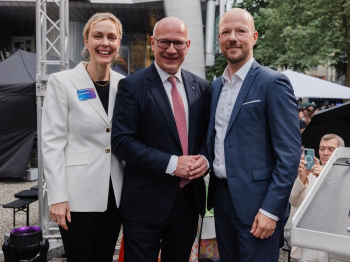 IHK-Hauptgeschäftsführerin Manja Schreiner, Der Regierende Bürgermeister Kai Wegner und IHK-Präsident Sebastian Stietzel beim Sommerempfang der IHK Berlin 2026