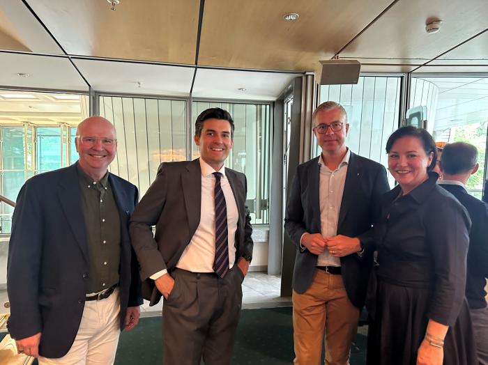 v.l. Markus Voigt, Präsident des VBKI; Manuel Oltersdorf, FAY Projects; Stefan Evers (CDU), Senator für Finanzen, und Ute Weiland, Geschäftsführerin des VBKI, beim Business Breakfast