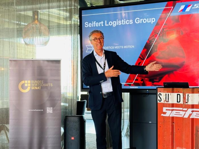 Harald Seifert begrüßte die Gäste am Firmensitz der SEIFERT LOGISTICS GROUP in Ulm