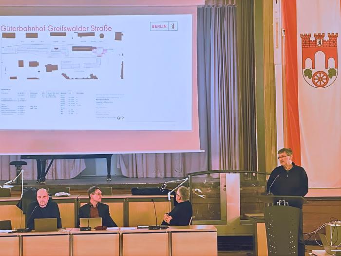 Stadtplaner Prof. Dorgan Yurdakul stellt die Baumassenstudie vor. Im Podium: Daniel Hauer, Ausschussleitung; Cornelius Bechtler, Stadtrat; Klaus Risken, Leiter Stadtentwicklungsamt