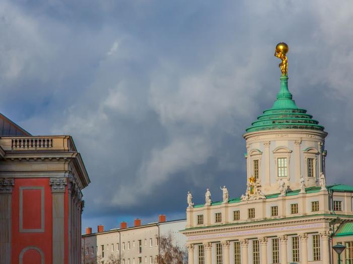 Dunkle Wolken über der Stadt Potsdam