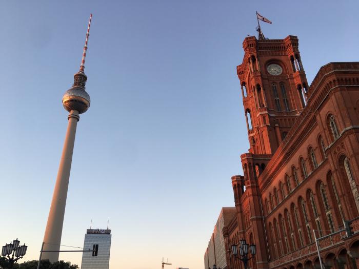 Die Hauptstadt ist massiv verschuldet, Sozialsenatorin Cansel Kiziltepe ist der Schuldenberg allerdings noch nicht hoch genug