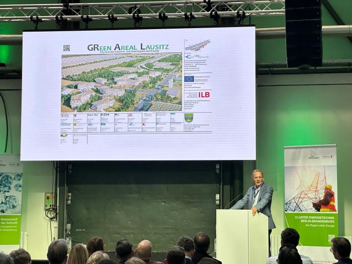 Euromovement-Geschäftsführer Jochem Schöppler stellt das Entwicklungsprojekt Green Areal Lausitz (GRAL) vor
