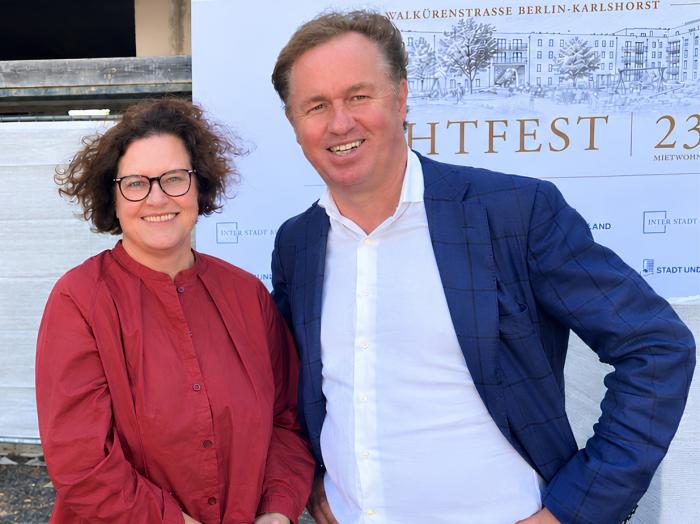Camilla Schuler (Die Linke), Bezirksstadträtin für Stadtentwicklung in Lichtenberg, mit Christian Gérôme, Gründer und geschäftsführender Gesellschafter der AIB Allgemeine Immobilien-Börse GmbH
