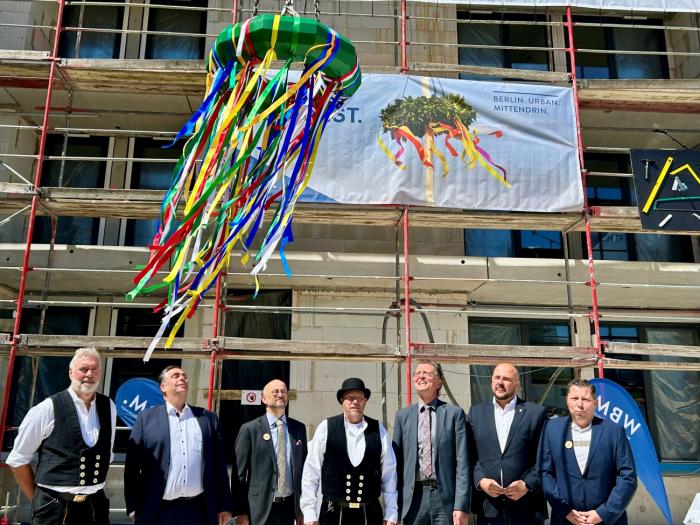 Berlins Bausenator Christian Gaebler (3.v.r.) zündet den Wohnungsbau-Turbo