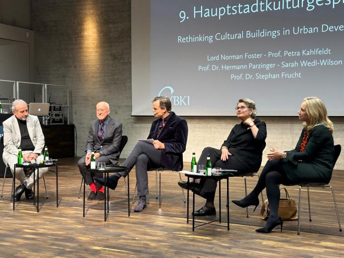 v.l.: Prof. Dr. Hermann Parzinger, Präsident der Berliner Stiftung Preußischer Kulturbesitz, Stararchitekt Lord Norman Foster, Prof. Dr. Stephan Frucht, Kulturmanager und Musiker, Prof. Petra Kahlfeldt, Architektin und Senatsbaudirektorin in der Berliner Senatsverwaltung für Stadtentwicklung, Bauen und Wohnen, und Sarah Wedl-Wilson, Staatssekretärin für Kultur in der Berliner Senatsverwaltung für Kultur und Gesellschaftlichen Zusammenhalt