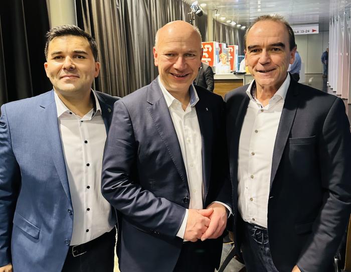 Über den Erfolg der 111. Six Day freuten sich Claudiu Ciurea, Präsident BRV e. V., Kai Wegner, Regierender Bürgermeister von Berlin und Sponsor Gerhard Wilhelm, Sprecher der Geschäftsführung Spielbank Berlin (von links) 