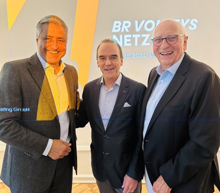 Rückblick auf eine beispiellose Saison: BR Volley-Manager Kaweh Niroomand, Gerhard Wilhelm, Sprecher der Geschäftsführung der Spielbank Berlin und Klaus Böger, Ex-Sportsenator, Ex-LSB-Präsident und Mitglied des Beirats der Spielbank Berlin