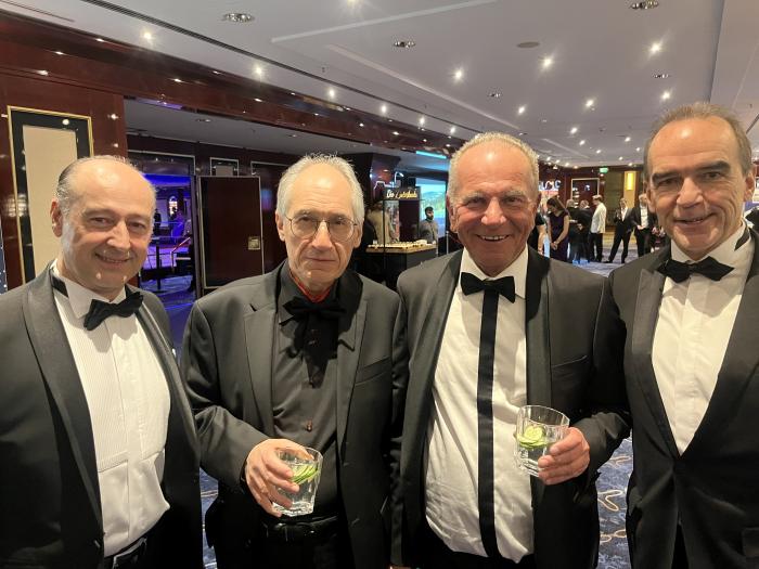 Engagiert für die Meinungsfreiheit: (v.l.) Mehmet Celikoglu, Geschäftsführer der Spielbank Berlin; Gérard Biard, Chefredakteur von Charlie Hebdo; Mario Koss, Creative Director des Berliner Presseballs; und Gerhard Wilhelm, Sprecher der Geschäftsführung der Spielbank Berlin.