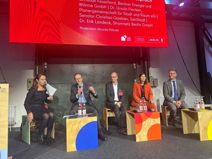(v.l.) Moderatorin Ricarda Pätzold im Gespräch mit Christian Feuerherd, Vorsitzender der Geschäftsführung der Berliner Energie und Wärme GmbH; Dr. Erik Landeck, Vorsitzender der Stromnetz Berlin GmbH; Dr. Ursula Flecken, Planergemeinschaft für Stadt und Raum eG, und Christian Gaebler (SPD), Senator für Stadtentwicklung, Bauen und Wohnen