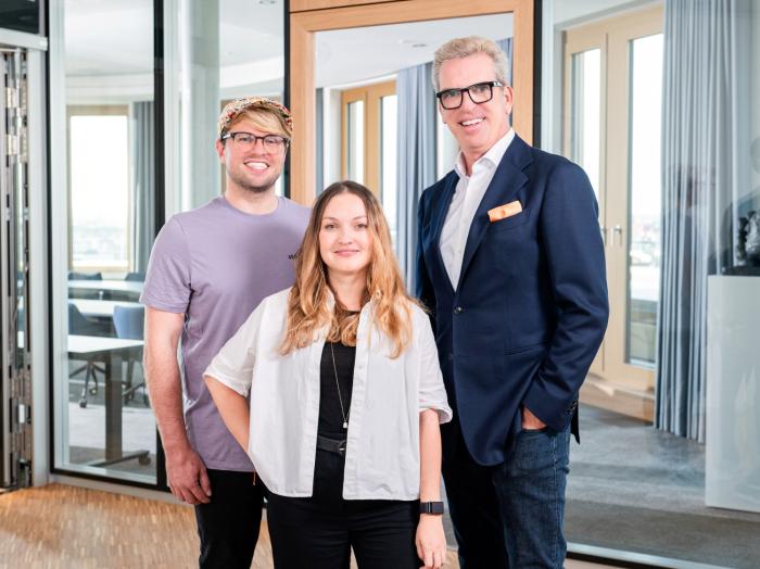 Das Team ist startbereit (v.l.): Karsten Kossatz, Co-Founder des no venture studios; Monika Andronova, Co-Founderin und CEO von startbereit; Carsten Jung, Vorstandsvorsitzender der Berliner Volksbank