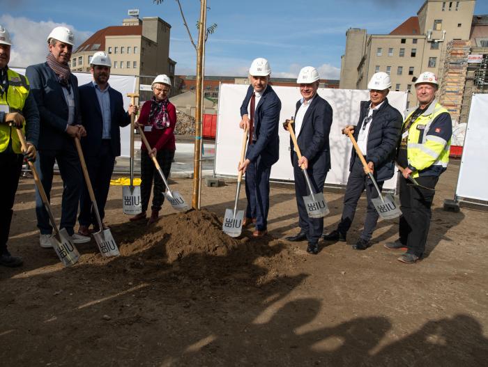 v.l.n.r.: Joachim Nelde, Polier, Ed. Züblin AG, Till Ackers, Technischer Bereichsleiter, Ed. Züblin AG, Klemens Haselsteiner, Vorstandsvorsitzender der STRABAG SE, Ingard Krause, Vorsitzende der Bürgerstiftung Treptow-Köpenick, Robert Sprajcar, CEO der DIEAG Unternehmensgruppe, Kai Wegner, Regierender Bürgermeister von Berlin, Oliver Meißner, Kaufmännischer Bereichsleiter Ed. Züblin AG, Norbert Schulze, Polier Ed. Züblin AG