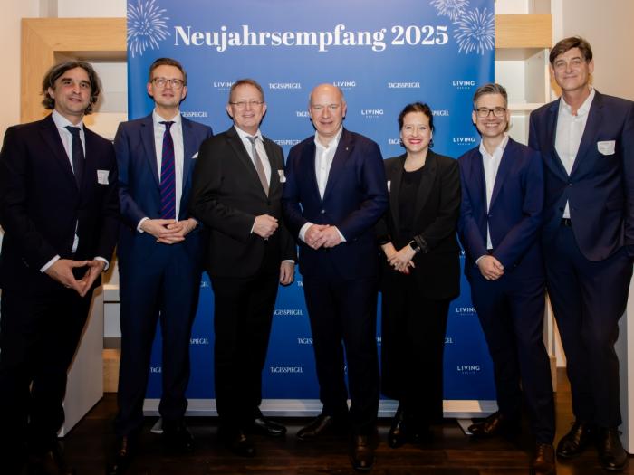 Tagesspiegel Führungsriege mit Kai Wegner (v.l.): Gabriel Grabner, Geschäftsführer; Nicolas Köhn, Geschäftsführer; Stephan-Andreas Casdorff, Editor at Large; Kai Wegner, Regierender Bürgermeister von Berlin; Anke Myrrhe, stellvertretende Chefredakteurin; Christian Tretbar, Chefredakteur; Lorenz Maroldt, Herausgeber