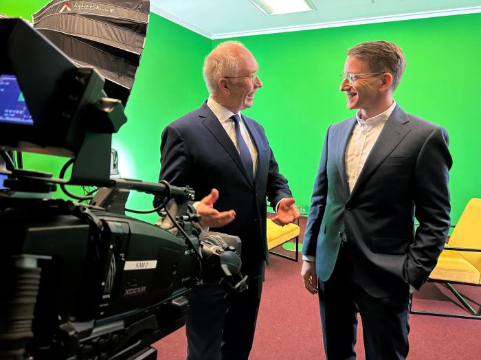 TV-Host Frank Schmeichel mit André Lantin vor der Interviewaufzeichnung 