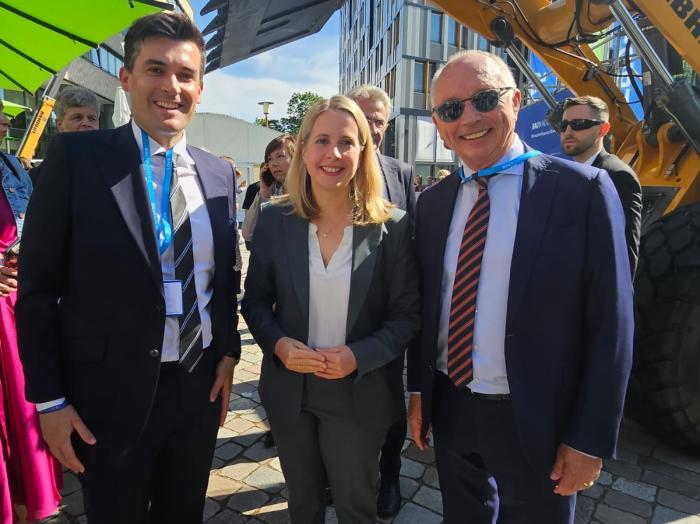 v.l.: Manuel Oltersdorf, FAY Projects, Bauministerin Verena Hubertz, Kommunikationsunternehmer Frank Schmeichel, Mitglied im Bundeswirtschaftssenat des BVMW